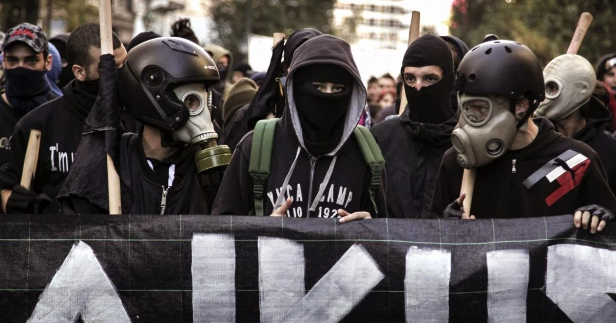 Κίνδυνος για την εθνική ασφάλεια: Αντιεξουσιαστές στρατολογούν μετανάστες – Ανησυχία στην ΕΛΑΣ – Έτοιμη να «εκραγεί» η χώρα